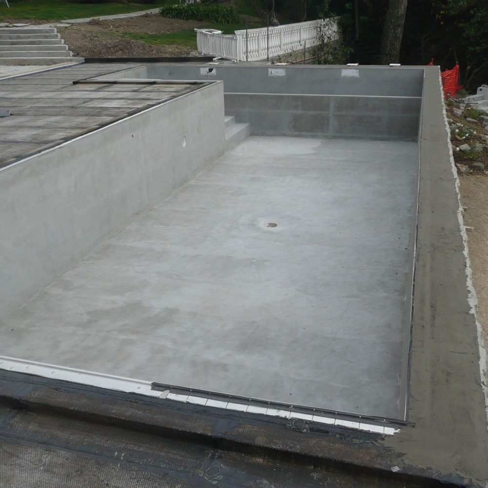 Livellamento muro bordo piscina, posa profilato per telo